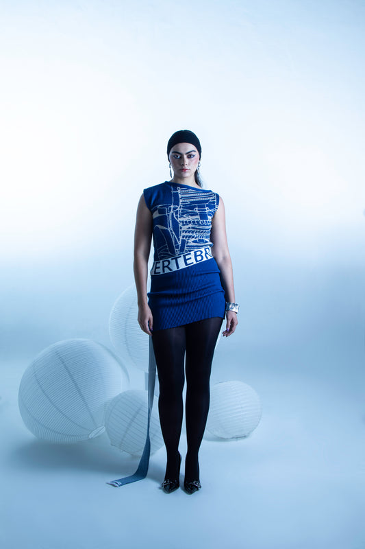 Vestido asimétrico azul eléctrico con gráfico de turbina